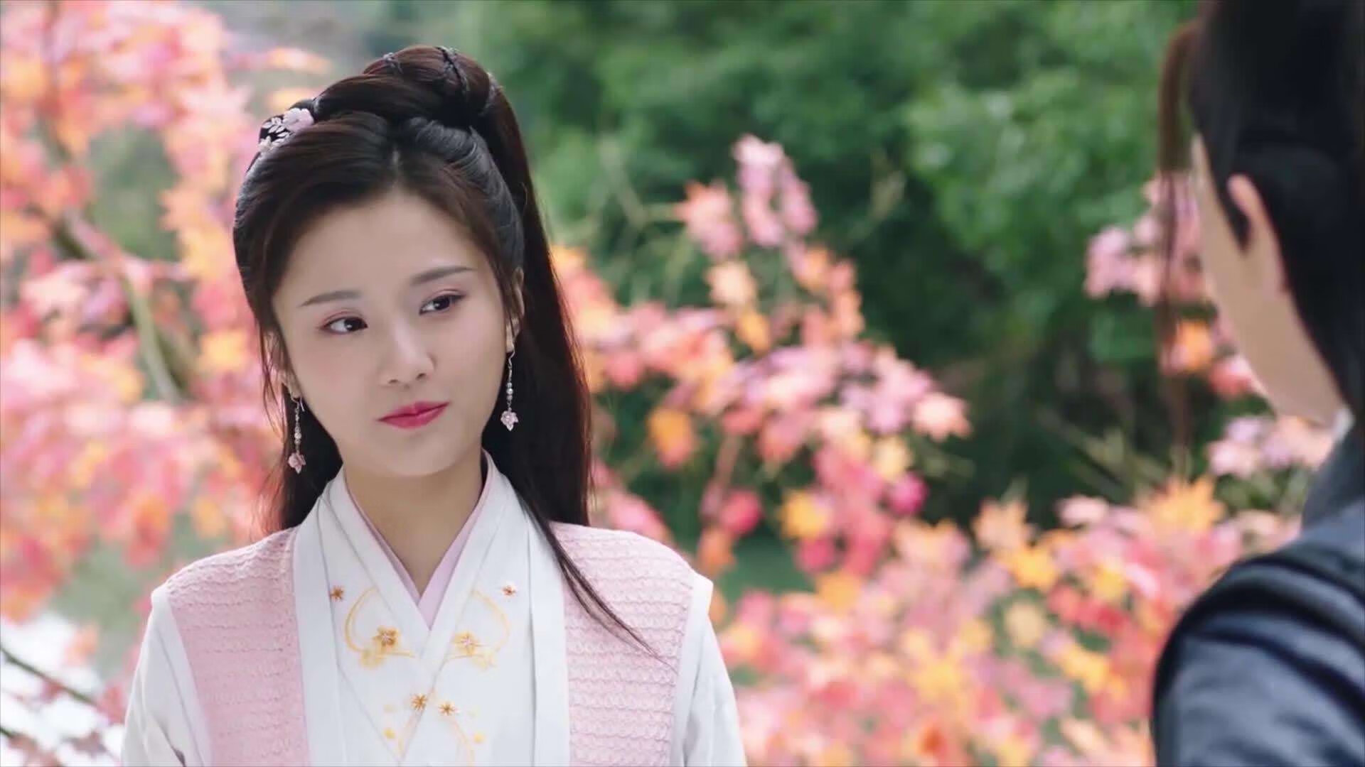 防守球员传球方向偏好是否影响整队推进路径，传球碰到防守球员越位吗